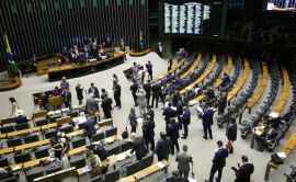 Imagem da notícia Proposta permite aumentar total de deputados e impede perda de vagas na Câmara